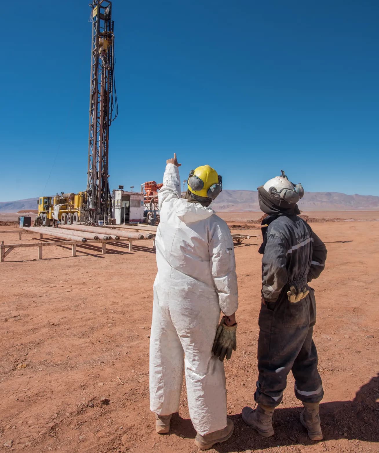 Dos personas caminando dentro de una oficina